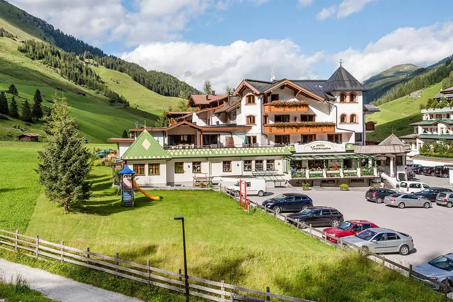 Blick auf das Hotel Vierjahreszeiten in Tux