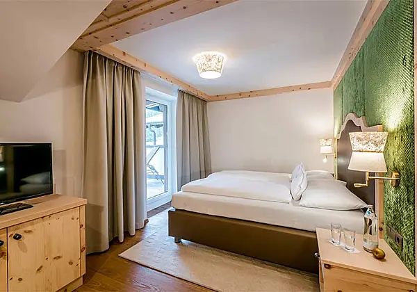 Familien-Zirbenzimmer Akelei im Hotel Vierjahreszeiten in Tux