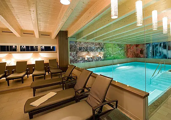 Poolbereich im Hotel Vierjahreszeiten in Tux