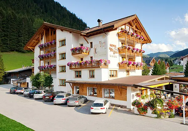 Aussenansicht vom Hotel Villa Eden im Sommer