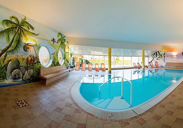 Hallenbad mit Gegenstromanlage und Whirlbecken