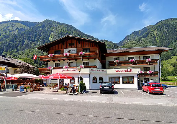 Hausansicht Sommer Hotel Wasserfall