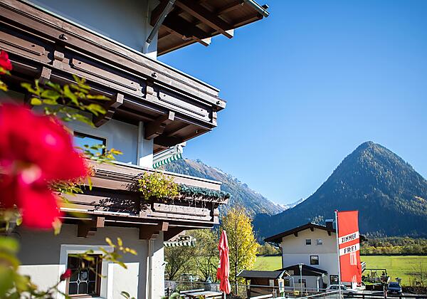 Hotel Wildrose in summer