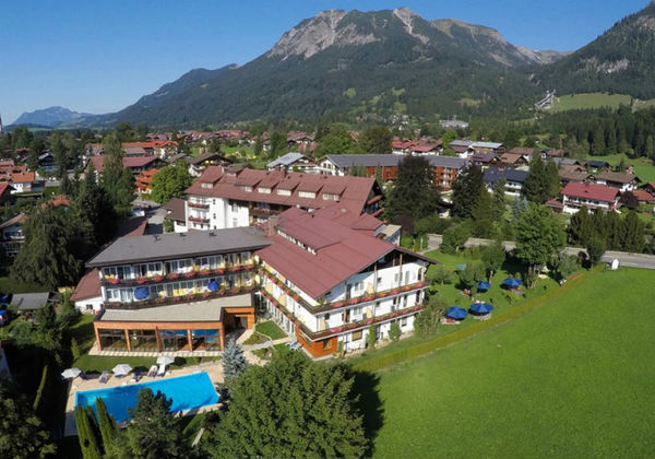 Aussenansicht vom Hotel Wittelsbacher Hof im Sommer