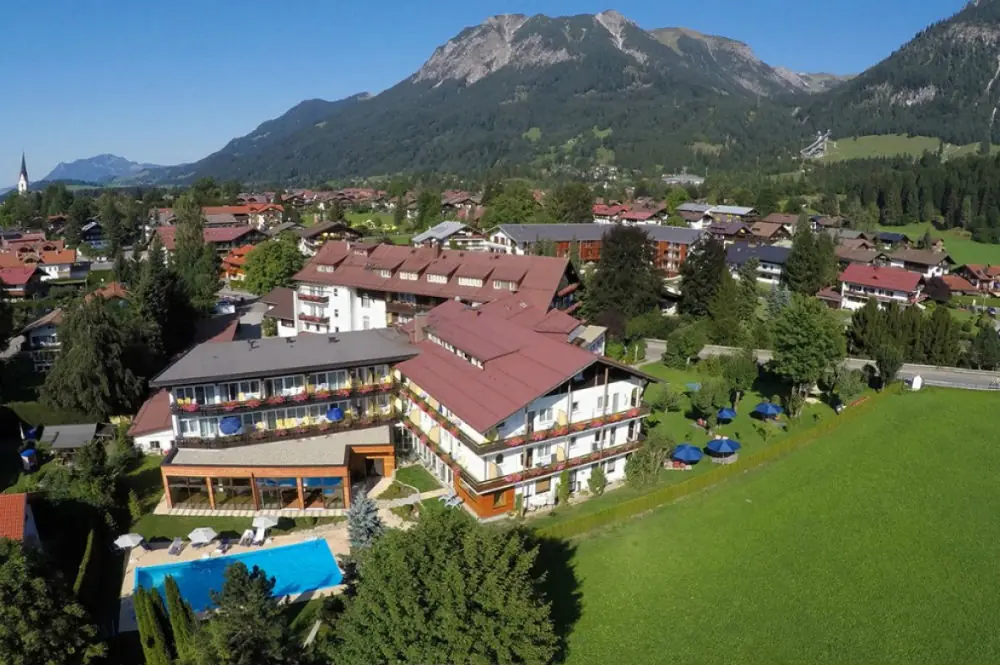 Aussenansicht vom Hotel Wittelsbacher Hof im Sommer