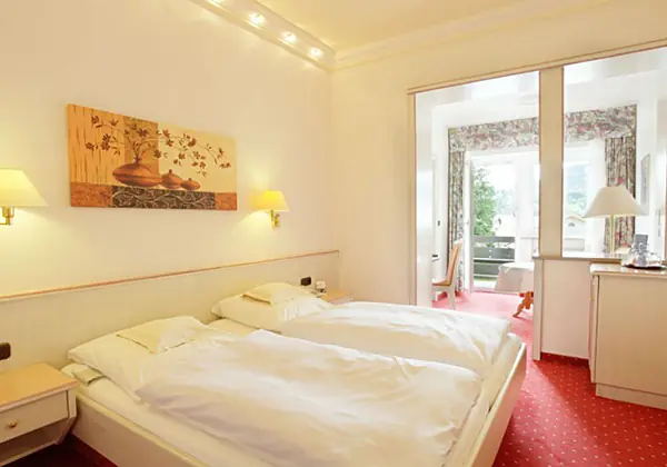 Ein Doppelzimmer mit Balkon Ost- oder Westseite im Hotel Wittelsbacher Hof