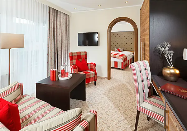 Der Wohnbereich von der kleinen Suite im Hotel Wittelsbacher Hof