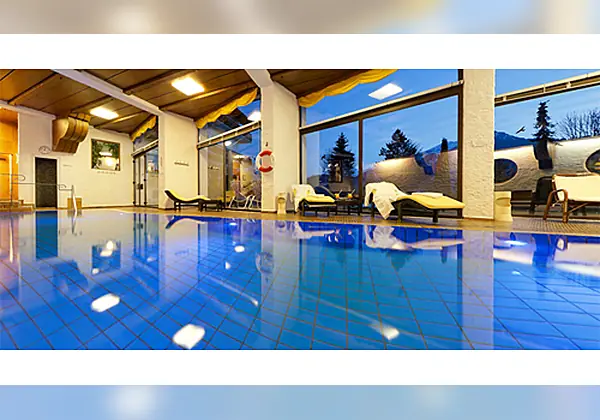 Der Innenpool im Hotel Wittelsbacher Hof