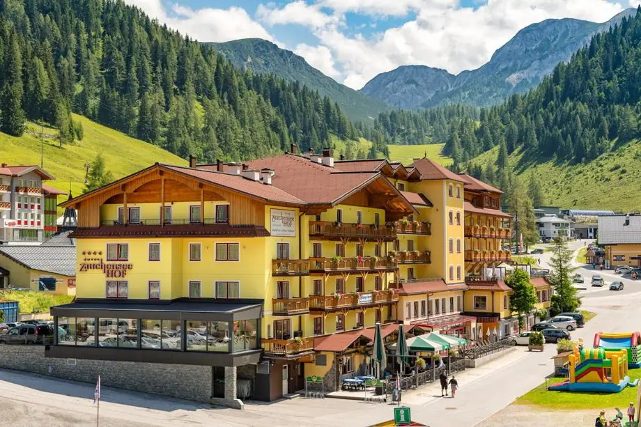 Blick auf das Hotel Zauchernsee Hof in Altenmarkt im Sommer