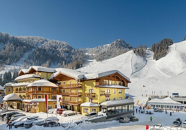 Blick auf das Hotel Zauchenseehof in Altenmarkt im Winter