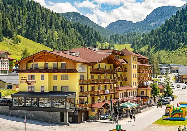 Blick auf das Hotel Zauchernsee Hof in Altenmarkt im Sommer