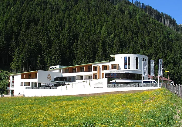 Außenansicht  Hotel Zedern Klang mittelgroß