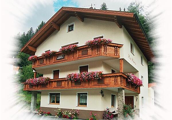 Haus Hubertus umrahmt