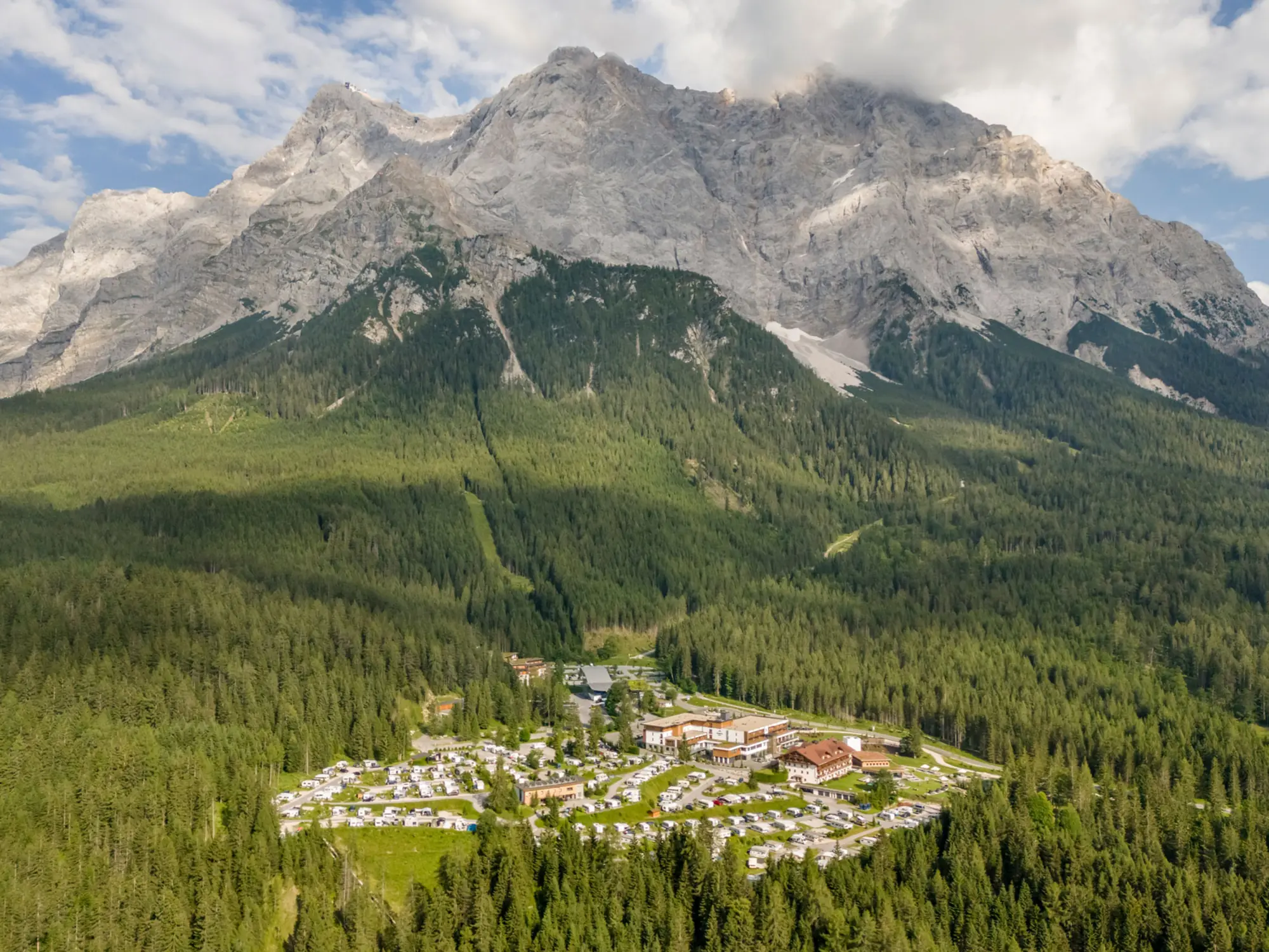 Idyllische Lage am Fuße der Zugspitz