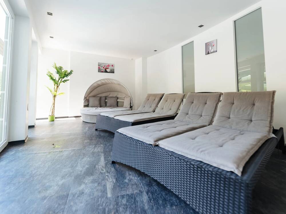 indoor-pool-mit-elefantjpg.jpg
