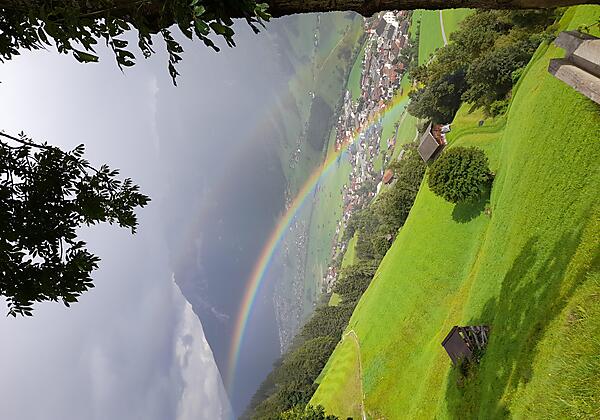 Regenbogen hinterm Haus