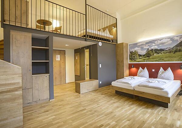 doppelbett-galleriezimmer-jufa-hotel-pyhrn-priel-x