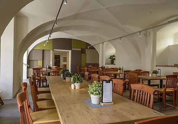 restaurant-gewoelbe-jufa-hotel-pyhrn-priel-esstisc