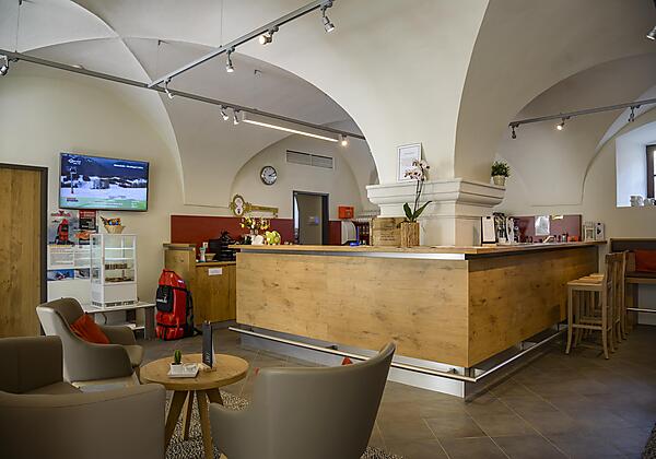 rezeption-jufa-hotel-pyhrn-priel-sitzecke