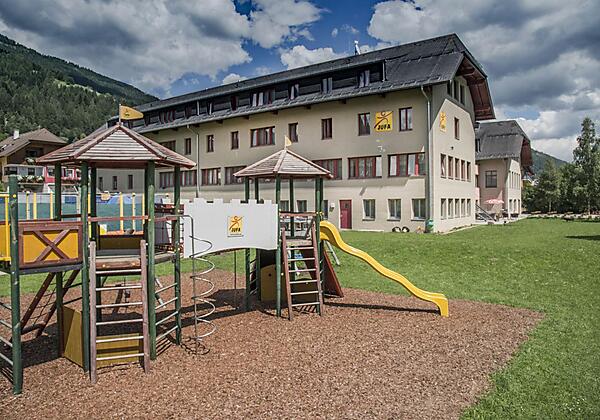 hotelansicht-jufa-hotel-lungau-kletterburg-sommer-