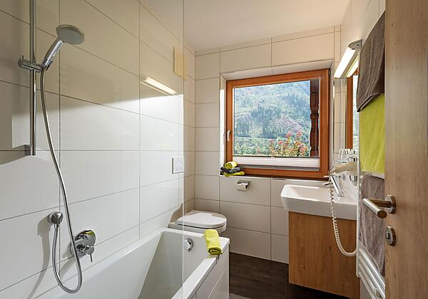 Badezimmer mit Badewanne