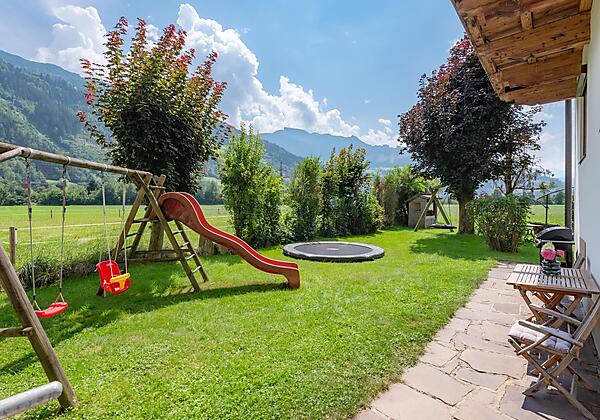 Garten mit Kinderspielplatz