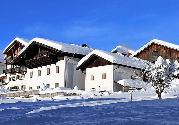 Kleinbacherhof tief verschneit