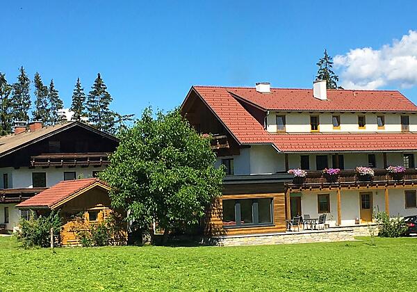 Hof mit wenig grün und Blau