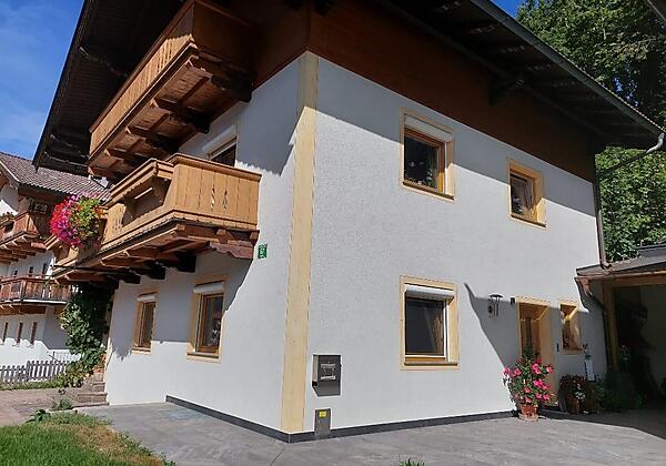 Aussenansicht mit Parkplatz
