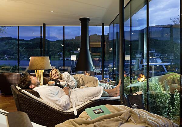 KOLLERs Hotel Paar vor Kamin Seesauna