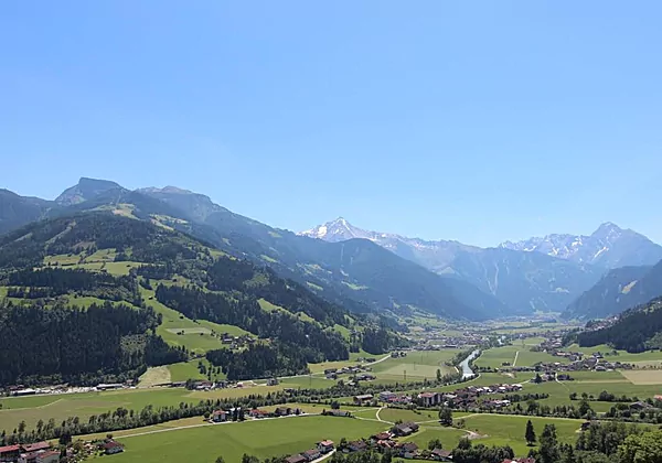 Blick durch das Zillertal vom Wanderweg