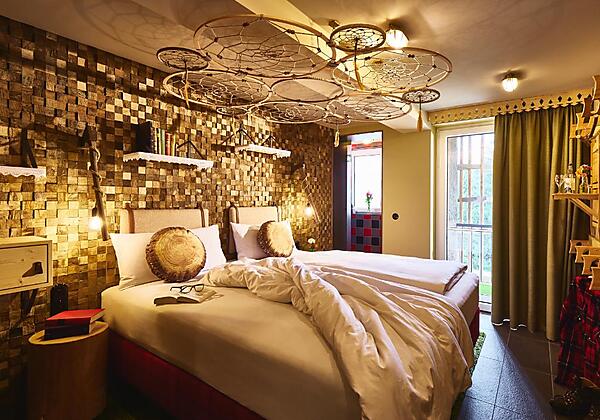 KUKU-Berghotel-Holzer-Zimmer-Schlafzimmer-web