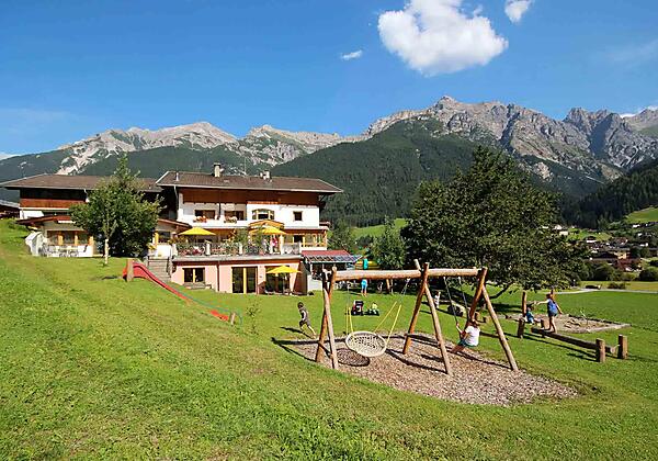 Pension Ladestatthof mit Spielplatz im Sommer