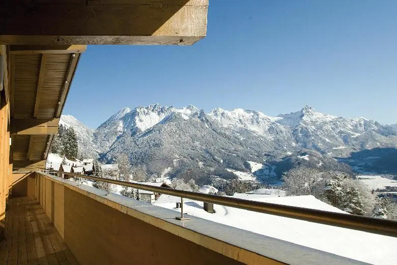 Blick vom Balkon einer Ferienwohnung im Landal Park Brandnertal Chalet Matin im Winter