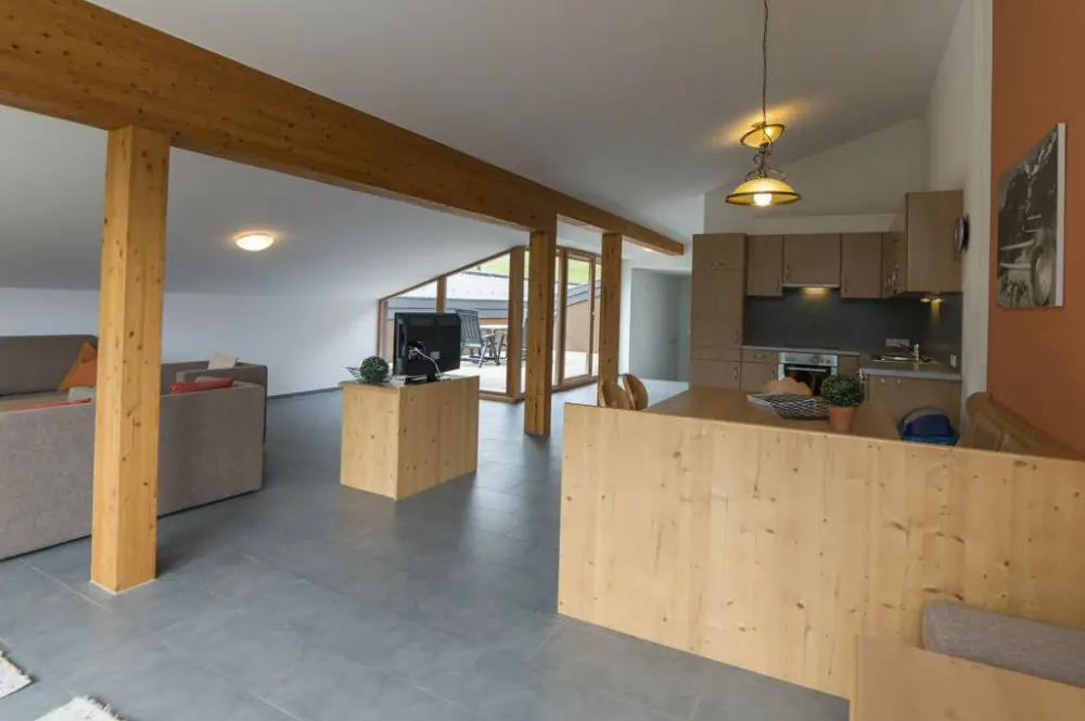 Der Wohn- und Essbereich mit Küche von einer 8-Personen Ferienwohnung im Landal Park Brandnertal Cha