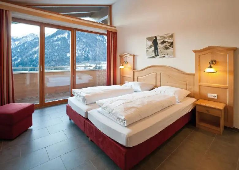 Ein Schlafzimmer von einer 8-Personen Ferienwohnung im Landal Park Brandnertal Chalet Matin