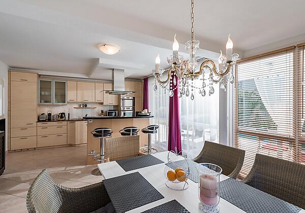 Landhaus_Central_Dorf_64_Soell_Esstisch_Kueche_1