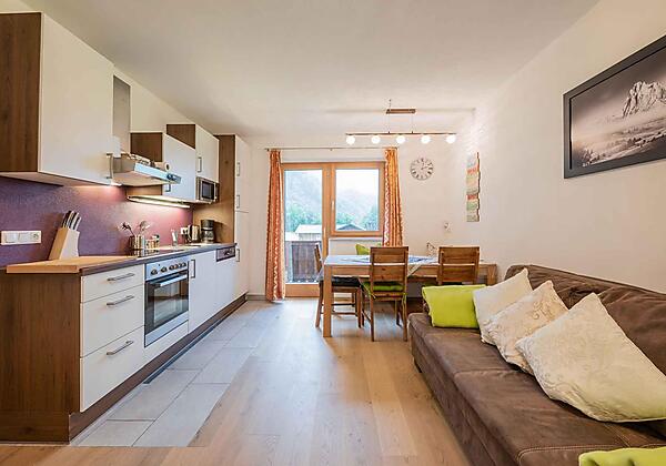 Wohnküche mit Blick auf den Balkon