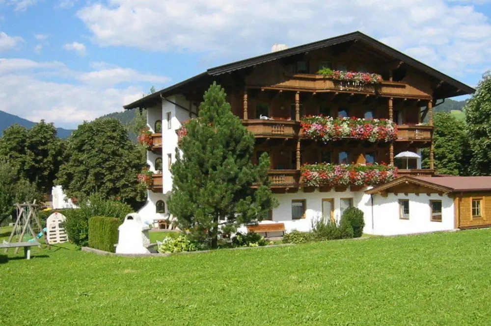 Aussenansicht vom Landhaus Greil im Sommer