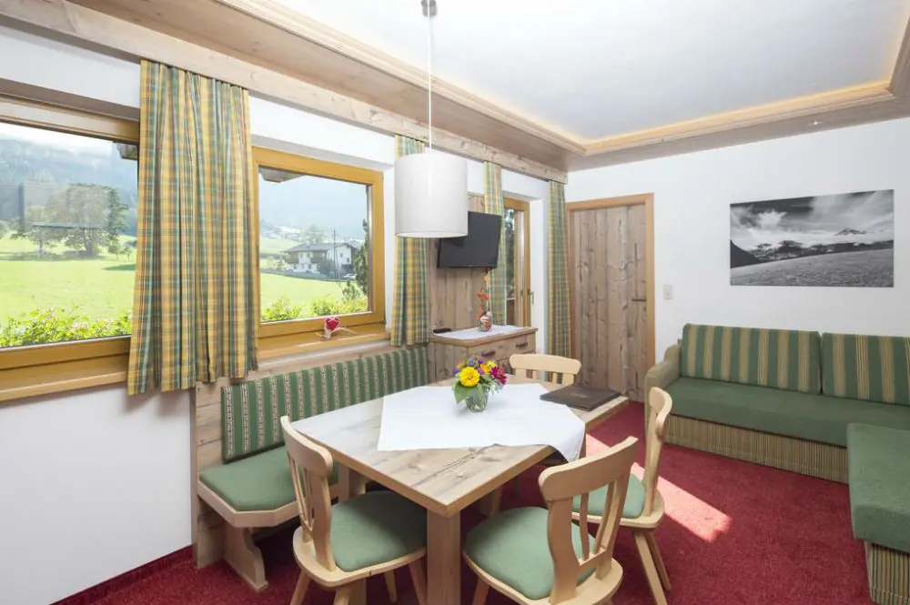 Der großzügige Wohnraum mit Essbereich vom Appartement Tirol im Landhaus Greil