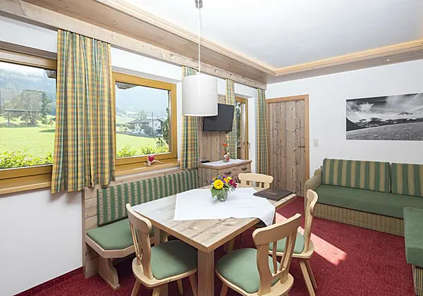 Der großzügige Wohnraum mit Essbereich vom Appartement Tirol im Landhaus Greil