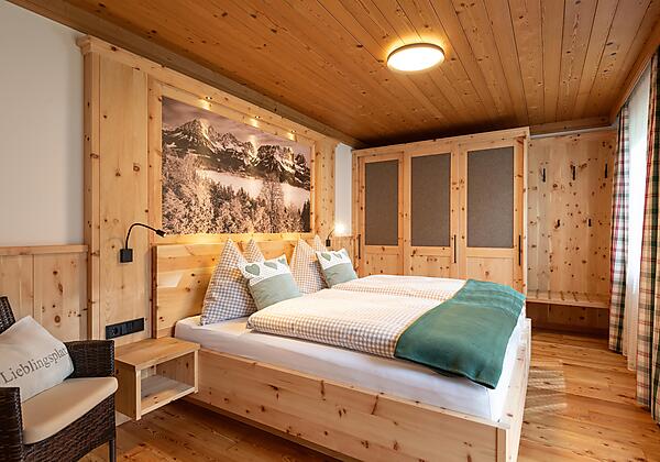 Kapellenblick ZIRBEN-Schlafzimmer