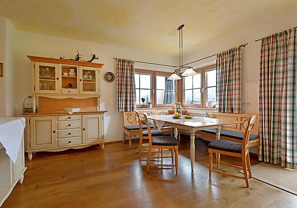 gemütlich am großen Tisch