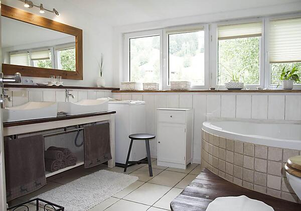 Badezimmer mit Blick zur Eckbadewanne