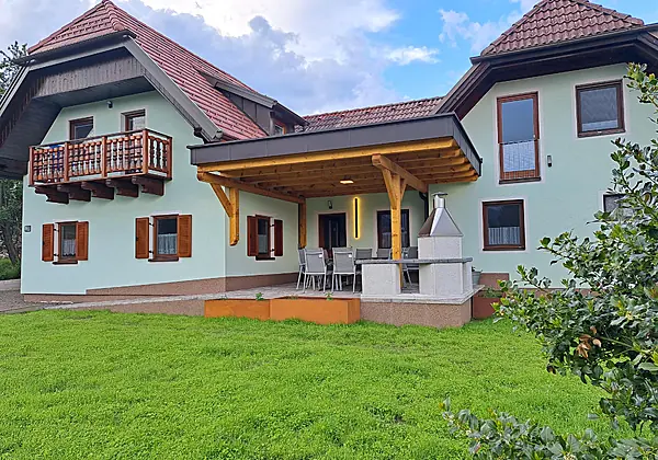 Außenansicht mit Terrasse und Grill