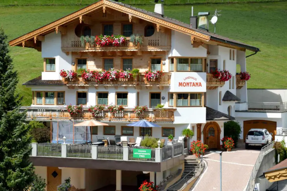 Aussenansicht vom Landhaus Montana im Sommer