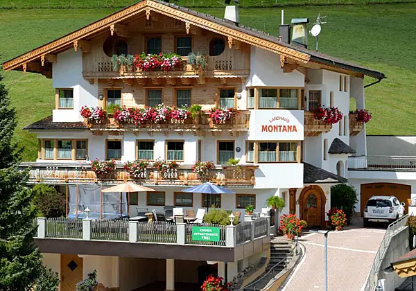 Aussenansicht vom Landhaus Montana im Sommer