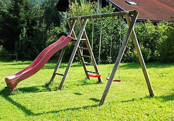 großer Garten mit Schaukel