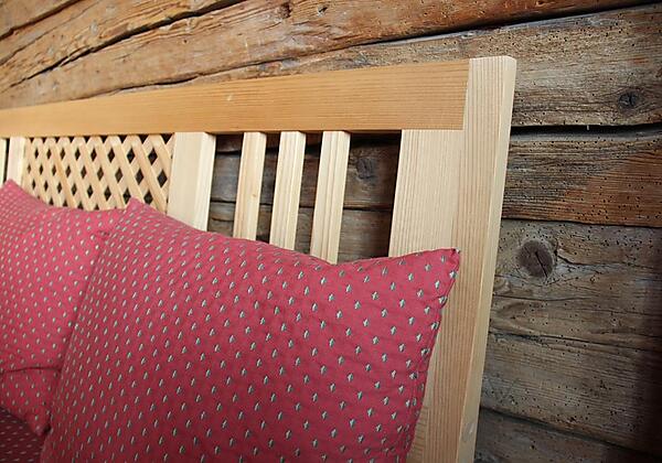 Urige Balken, Schreinermöbel und schöne Stoffe