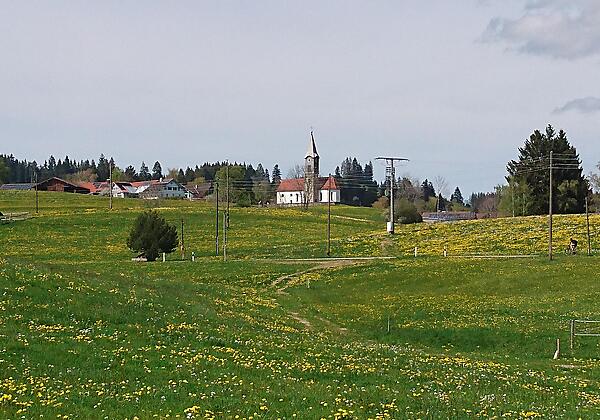 Blick nach Akams zur Kirche